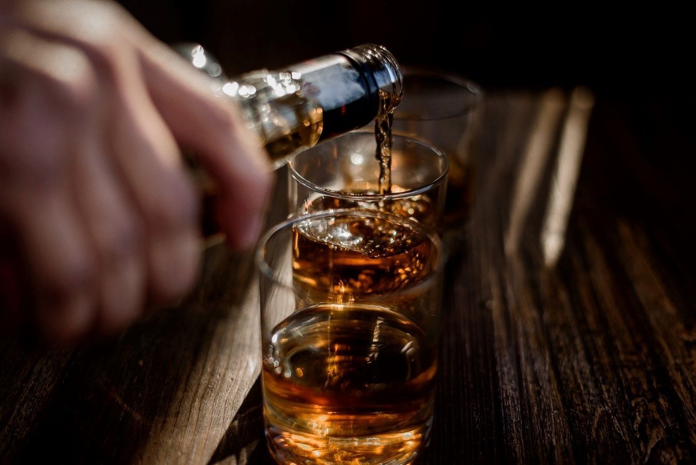Large amounts of alcohol consumption lead to serious heart and liver damage (Image by Freepic.diller on Freepik)